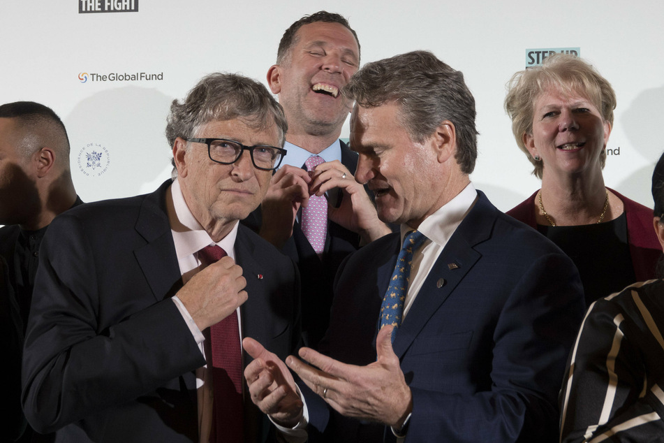 Bill Gates (l.) says that he is ready to focus on his charities instead of on Microsoft, stepping down from leading the company he founded in 1975. (Archive image.)