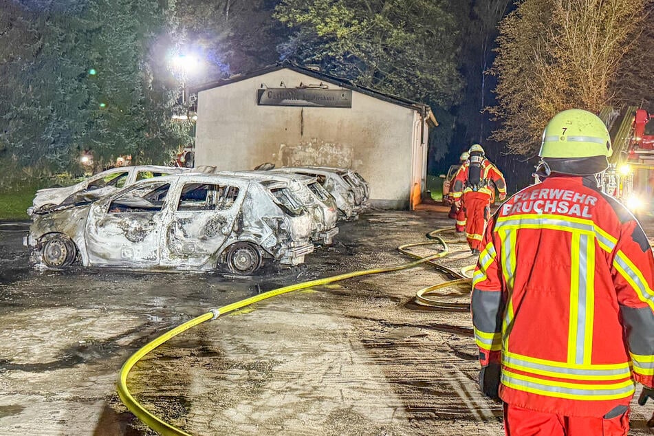 Fünf Autos in Flammen! Feuer kurz davor, auch Schützenverein abzufackeln