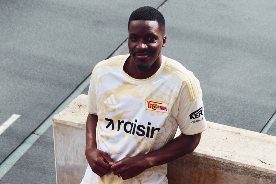 Der kürzlich fest verpflichtete Stanley Nsoki (27) posiert im neuen Union-Trikot.