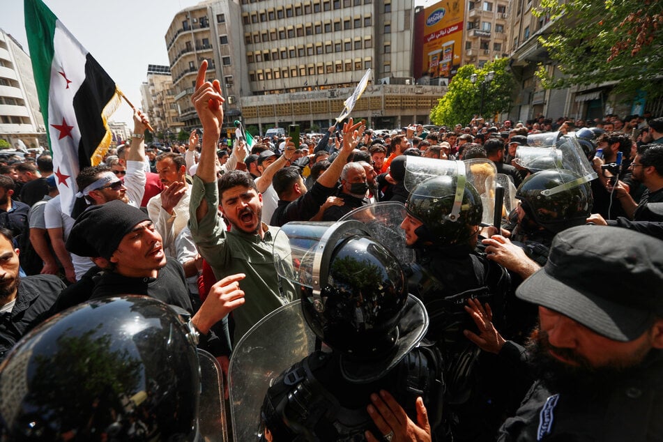 Momentan gibt es in Syrien Proteste wegen der Spritpreise. (Archivbild von einer anderen Demo in Syrien)