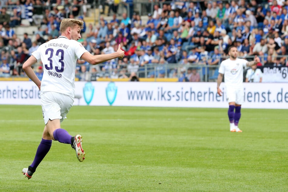 Christoph Daferner vor etwas mehr als fünf Jahren im Auer Trikot: Am 17. August 2019 bejubelte er beim 1:3 in Bielefeld seinen einzigen Treffer für die Veilchen.