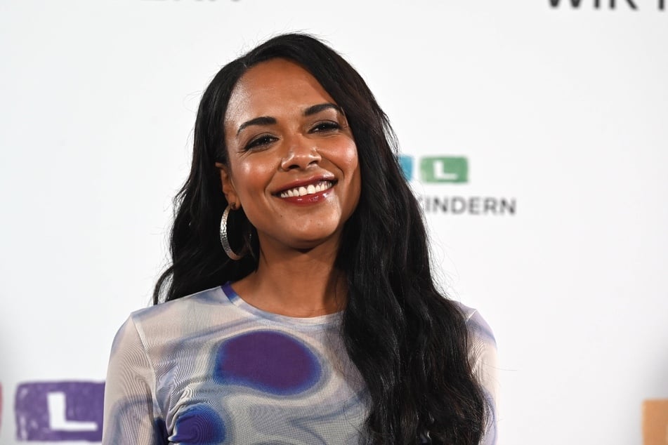 Janique Johnson (35) hat ihre Schwangerschaft im TV bekannt gegeben.