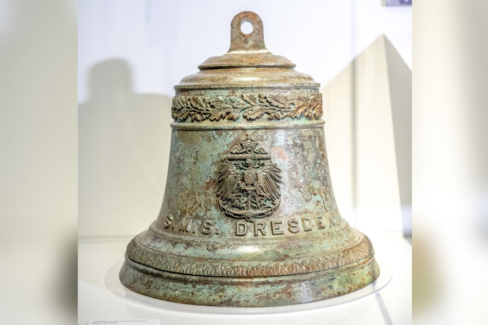 Die gut erhaltene Schiffsglocke steht nun im Militärhistorischen Museum Dresden und erinnert an die legendären Abenteuer des Schiffes.