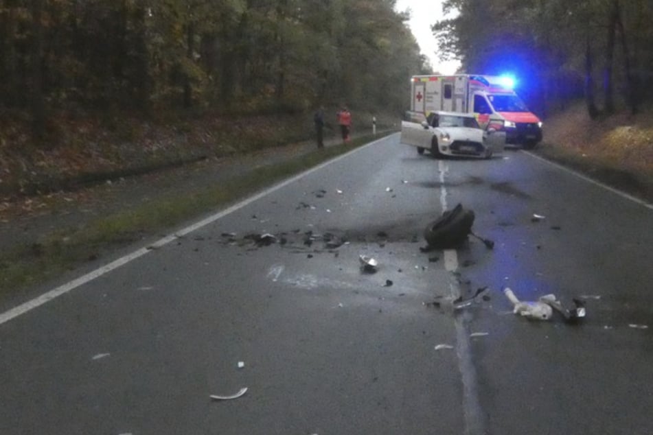 Riskantes Überholmanöver: Mini Cooper schleudert gegen Pferdeanhänger