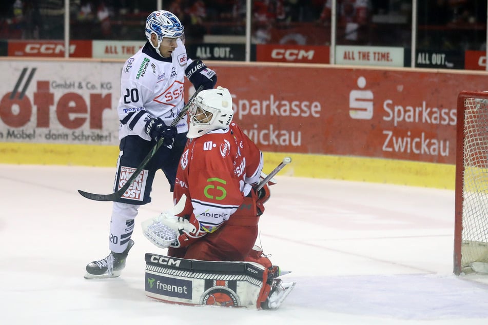 Eislöwe Matthias Pischoff (l.) lenkte hier die Scheibe an ETC-Goalie Oleg Shilin vorbei ins Tor zum 3:1. Foto: Thomas Heide