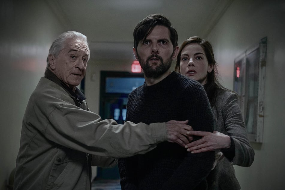 Echte Star-Power gibt's im Thriller "Der Kinderflüsterer" mit Robert De Niro (82, l.), Adam Scott (53) und Michelle Monaghan (50).