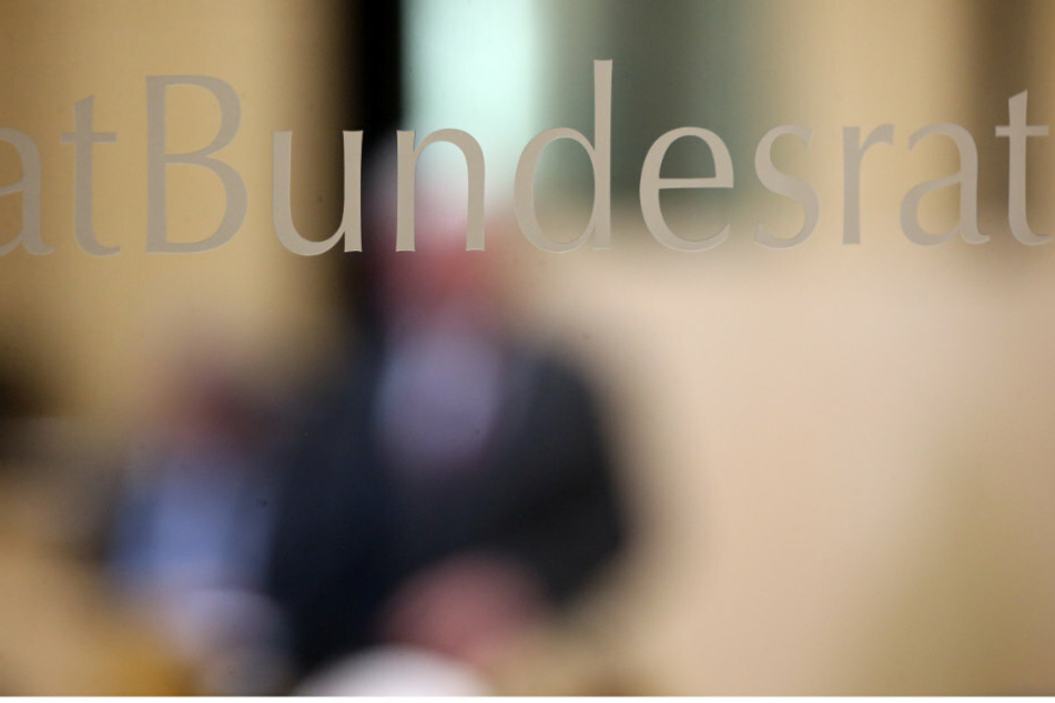 Im Bundesrat wird auf einer Sondersitzung über eine Änderung des Infektionsschutzgesetzes beraten.