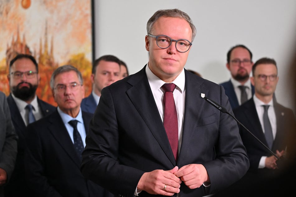 Thüringens Regierungschef Mario Voigt (49, CDU, M.) will nicht mehr um seinen Doktortitel kämpfen.