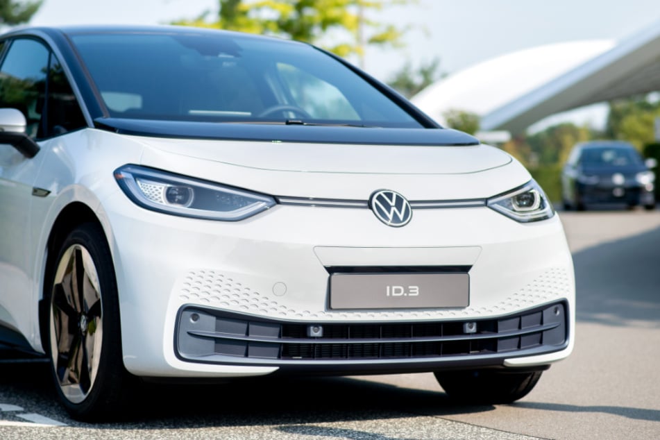 Wolfsburg: Ein neuer VW ID.3 steht bei einem Pressetermin zur Auslieferung der ersten Volkswagen-Elektroautos auf einem Parkplatz in der Autostadt.