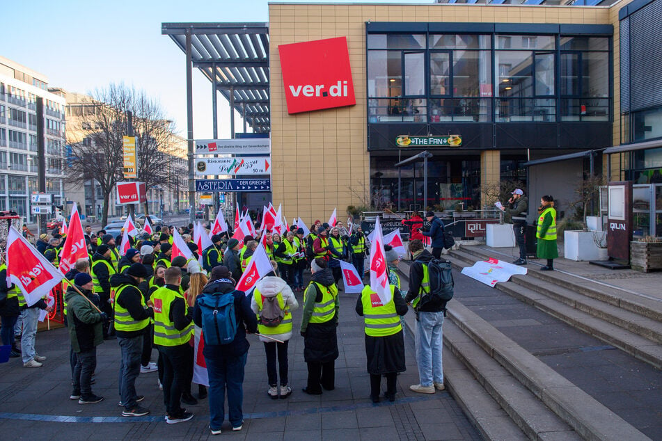 Mitarbeiter der Deutschen Post streiken wieder, um ihre Forderungen durchzusetzen.