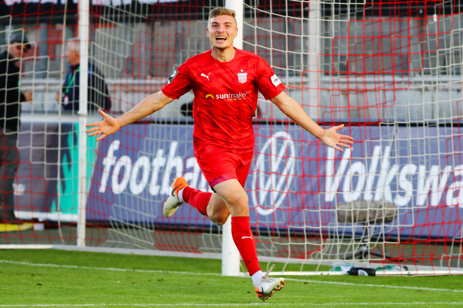 Das Trikot bleibt rot! Elias Huth kehrte nach seiner Leihe vom FSV Zwickau zum 1. FC Kaiserslautern zurück und soll sich dort genauso treffsicher zeigen wie bei den Schwänen.