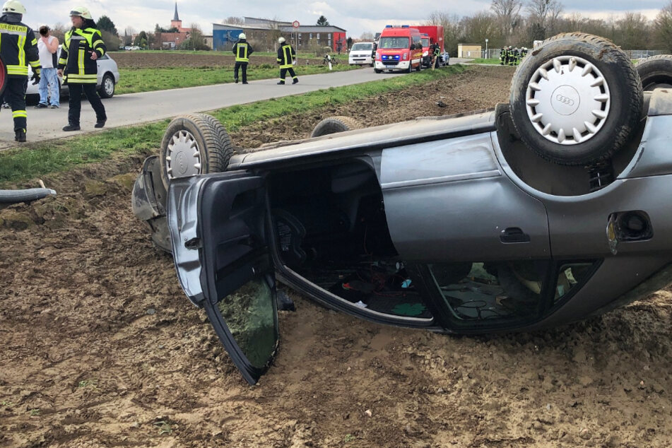 Das Bild zeigt den Audi nach dem Unfall auf der Rheinstraße bei Eich nordöstlich von Worms.