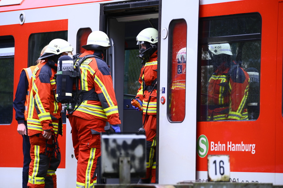 Spezialisten der Feuerwehr durchsuchten am Donnerstag eine S-Bahn nach Anzeichen von Säure.