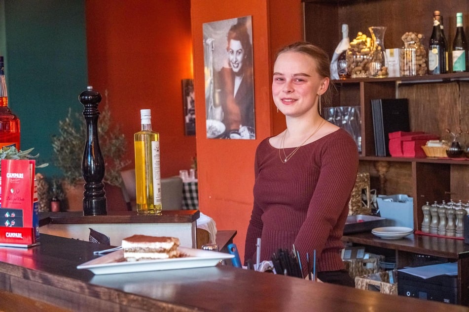 Deryn Anlauf (25) am Tresen ihres Restaurants, dem "Dolce far Niente". Das Anfang des Jahres eröffnete Lokal ist in den vergangenen Wochen zu einer kleinen Leipziger Berühmtheit avanciert.