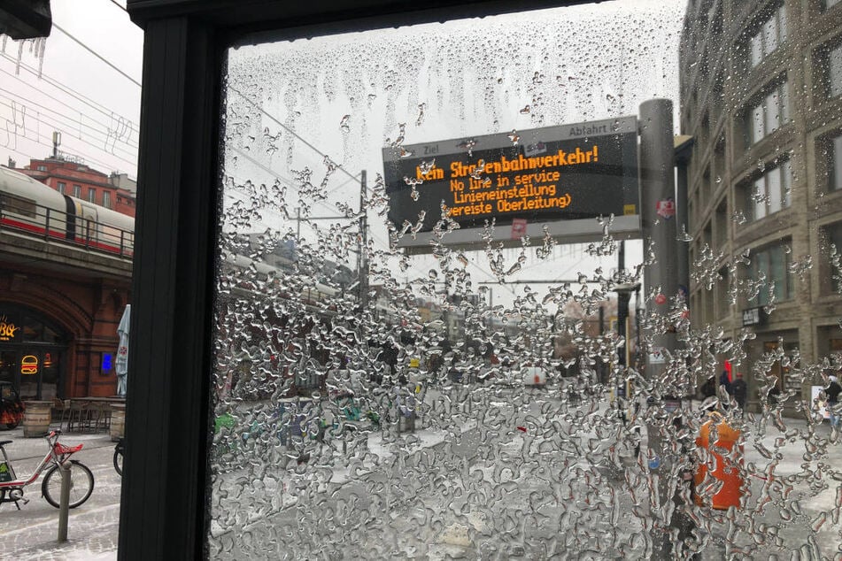 Das Eis von den Oberleitungen konnte immer noch nicht entfernt werden, sodass der Tramverkehr weiter unterbrochen bleibt.