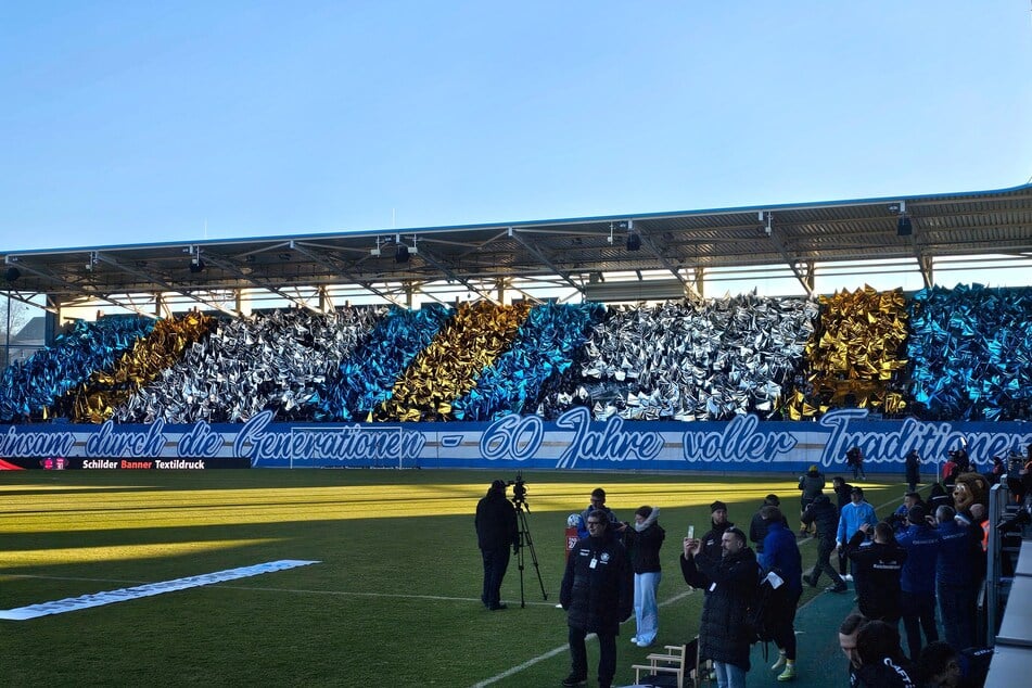 Die Fans feierten den CFC unter anderem mit Tausenden metallic-farbenen Fahnen.