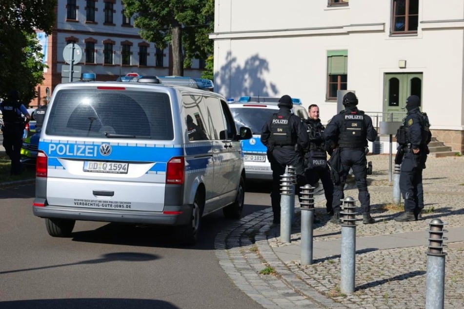 Leipzig: Schwer bewaffnete Polizisten am Arbeitsamt in Leipzig: Was ist da los?