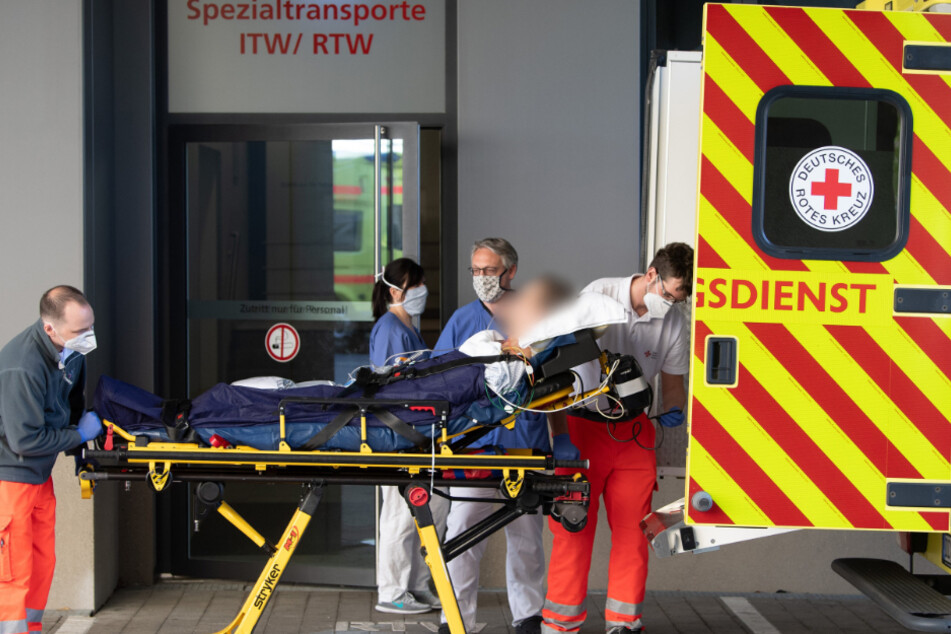 Dieser Franzose (52) hat es geschafft: Per Rettungswagen und Ambulanzjet ging es von der Uniklinik Dresden in die Heimat.