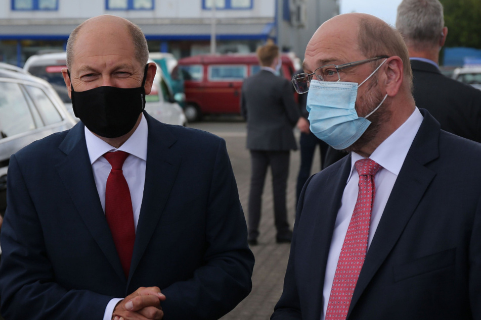 Olaf Scholz (62, SPD, l), Vizekanzler, Bundesfinanzminister und designierter Kanzlerkandidat, sowie Martin Schulz (64), ehemaliger Kanzlerkandidat der SPD, kommen zu einer Wahlkampfveranstaltung zur Kommunalwahl in Nordrhein-Westfalen 2020.