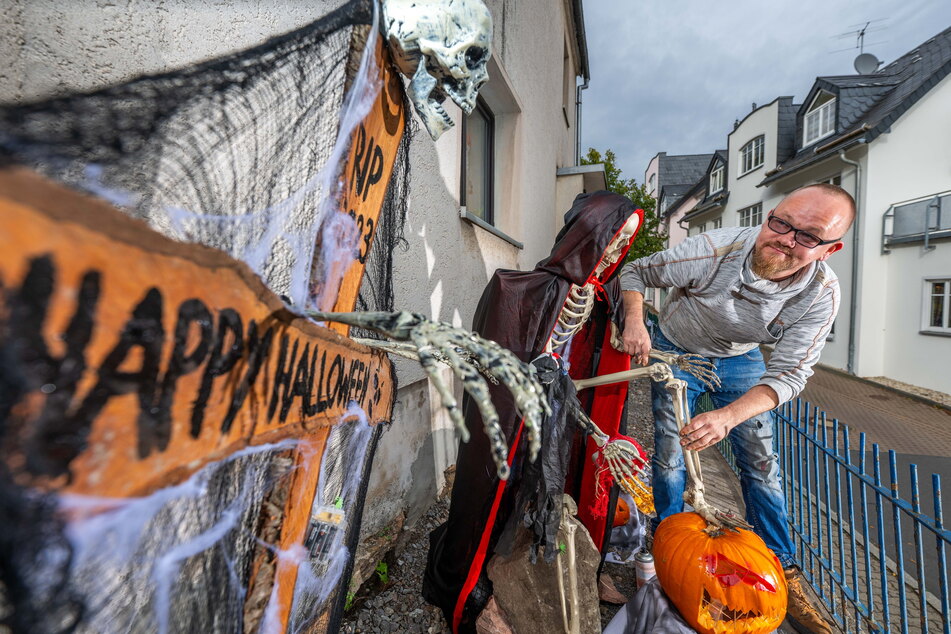 Roman Preuß (38) hat sich vom Horrorhaus nebenan anstecken lassen und dekoriert den eigenen Garten kreativ.