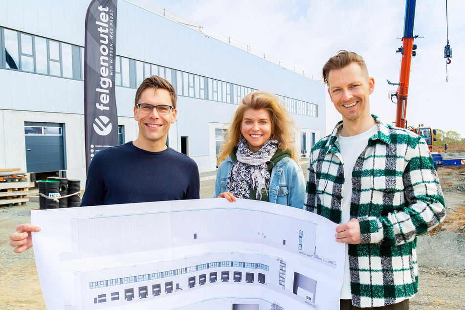 Geschäftsführer Uwe Krause (v.r.n.l.) mit seiner Assistentin Sophie Messner und Projektleiter Ralf Mischner vor der neuen Felgenoutlet-Halle in Siebenlehn.