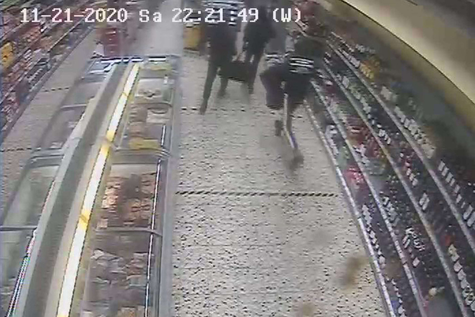 Nach dem Überfall im November 2020 auf den Supermarkt in Düsseldorf-Hassels waren die bewaffneten Täter geflüchtet. Weil die Polizei die Räuber bis heute nicht ermitteln konnte, stellt sie den Fall in der ZDF-Sendung "Aktenzeichen XY...ungelöst" vor.
