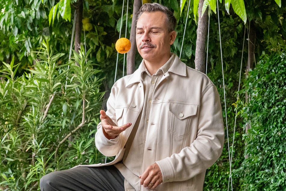 Jongliert mit den Bitterorangen so gut wie mit Musik: Tino Piontek in der Oberen Orangerie im Barockgarten Großsedlitz.