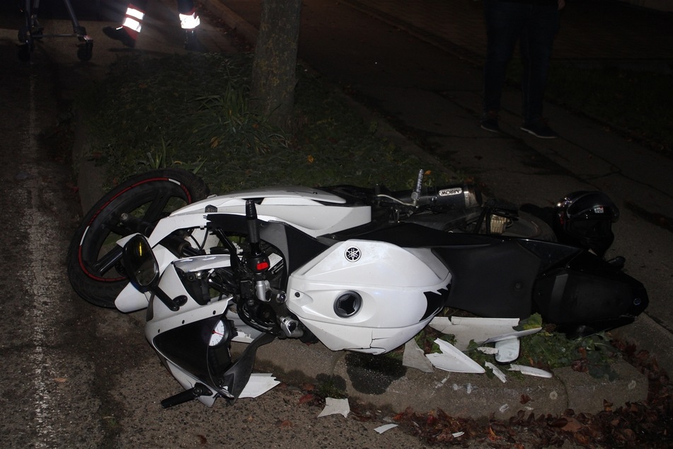 Das Motorrad des 16-Jährigen wurde bei dem Unfall in Düren stark beschädigt.