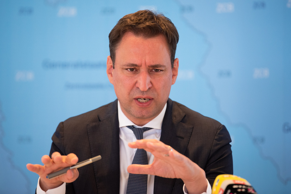 Bayerns Justizminister Georg Eisenreich (50, CSU) sieht die bayerische Justiz im Kampf gegen Betrug mit Corona-Soforthilfen "gut aufgestellt".