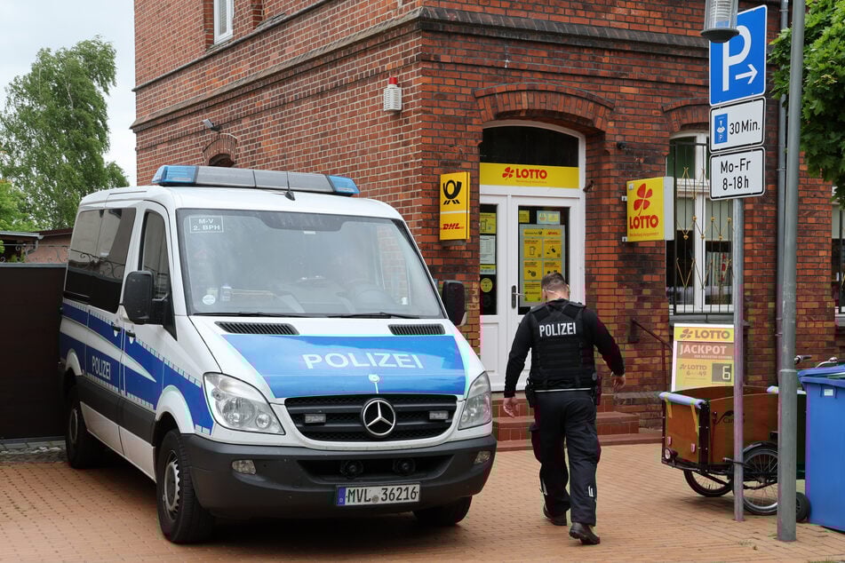 In Neubukow wurden Räume im Gebäude "Altes Postamt" durchsucht.
