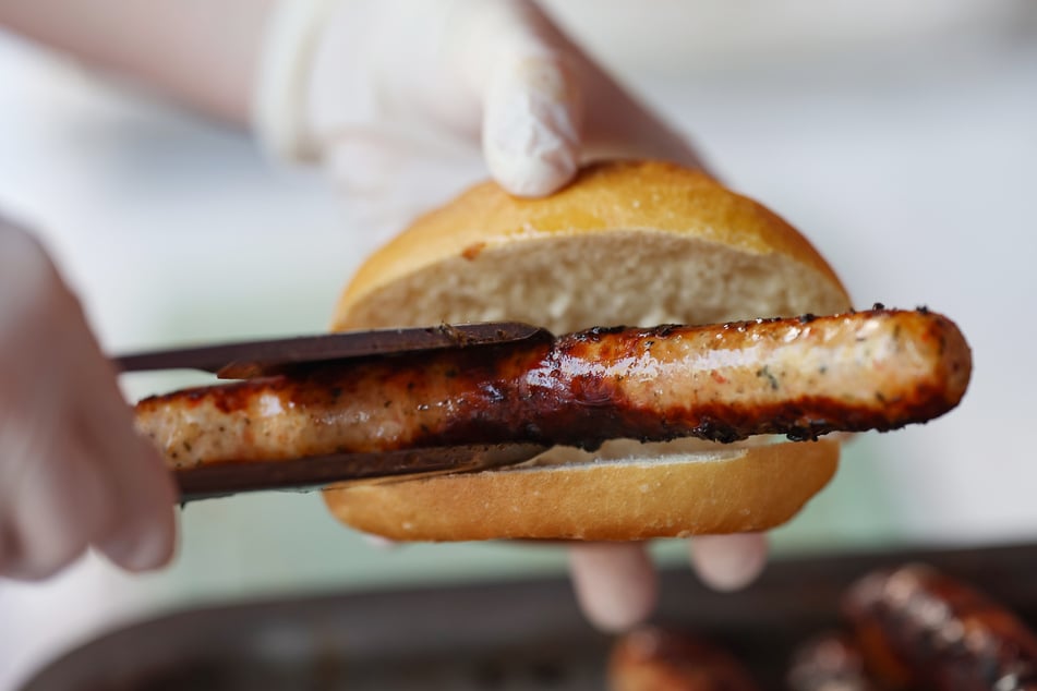 Weil ihm die Bratwurst auf dem Hofer Volksfest zu teuer war, hat ein Mann mehrmals den Notruf gewählt. (Symbolbild)