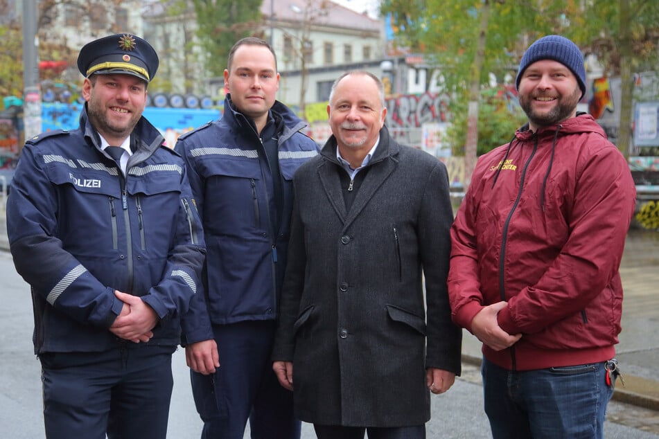 Ziehen für die Sicherheit in der Neustadt an einem Strang (v.l.): Jürgen Kunath (45, Leiter Polizeirevier Nord), Stefan Schindler (32, Sachgebietsleiter Ordnungsamt), André Barth (58, Stadtbezirksamtsleiter) und Nachtschlichter Alessandro Finke (35).