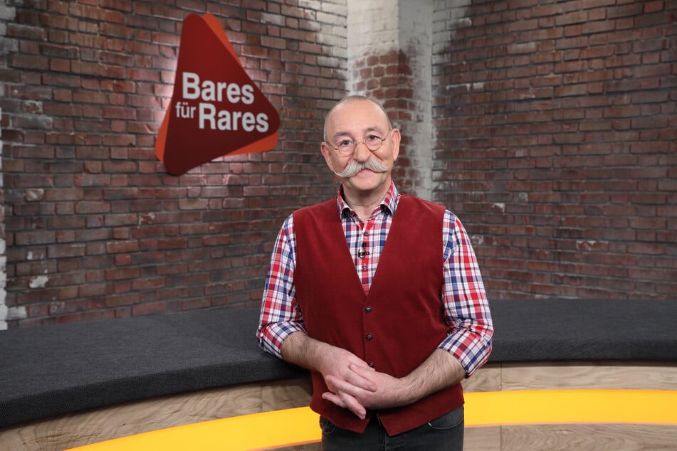 Horst Lichter ist das Urgestein von "Bares für Rares". Der 61-Jährige führt seit 2013 als Moderator durch die Sendung.