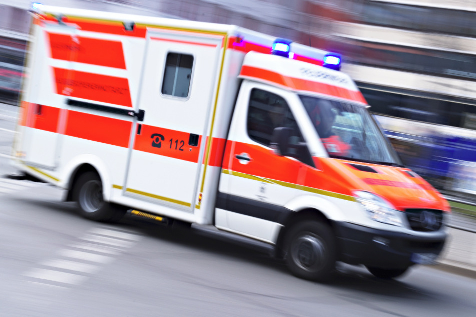 Die alarmierten Rettungskräfte mussten das schwer verletzte Mädchen in ein Münchner Krankenhaus bringen. (Symbolbild)