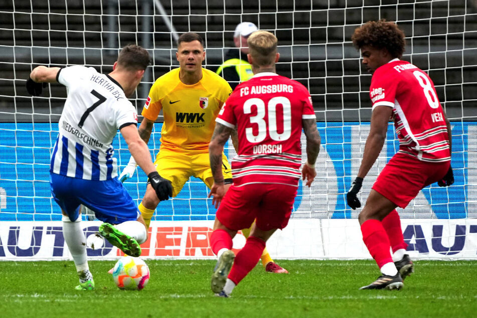 Florian Niederlechner (l.) hätte Hertha BSC schon nach zwei Minuten in Führung schießen können.
