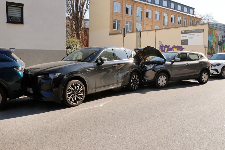 Am Chemnitzer Schloßteich wurden am Donnerstag sechs Autos nach einem Domino-Unfall beschädigt.