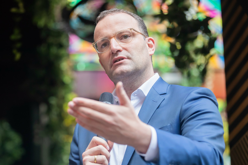 Jens Spahn (41, CDU), Bundesminister für Gesundheit, macht deutlich, dass Corona-Schnelltests demnächst etwas kosten werden.
