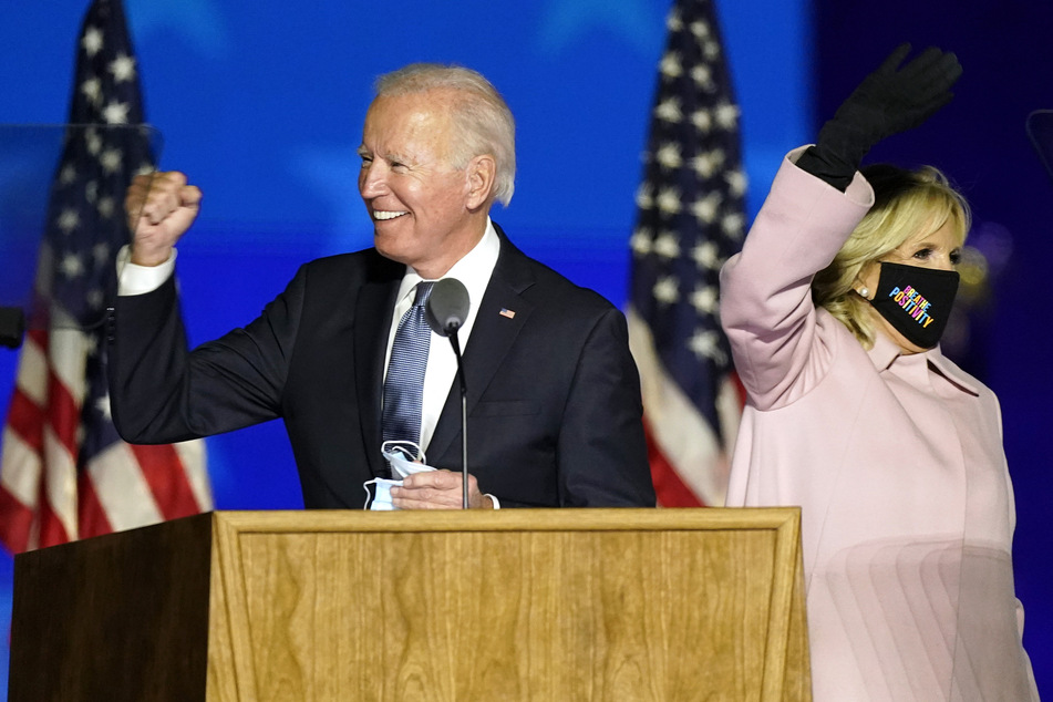 Der demokratische Präsidentschaftskandidat Joe Biden (77) liegt aktuell knapp vor Trump (74). Rechts neben Biden ist seine Frau Jill Biden zu sehen.