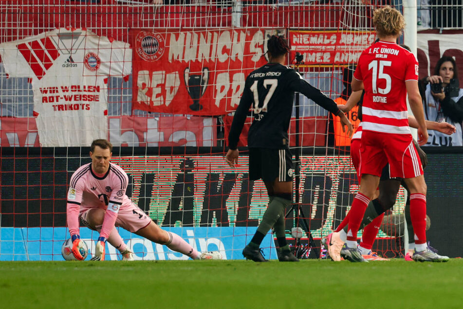 Manuel Neuer (l.) lässt den Führungstreffer von Danilho Doekhi (nicht im Bild) durch die Handschuhe rutschen.