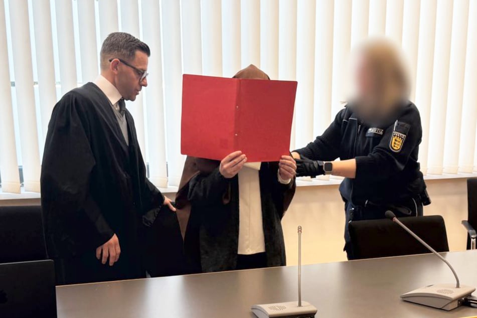 Beim Prozessauftakt vor dem Landgericht Heidelberg äußert sich die angeklagte 41-Jährige emotional.