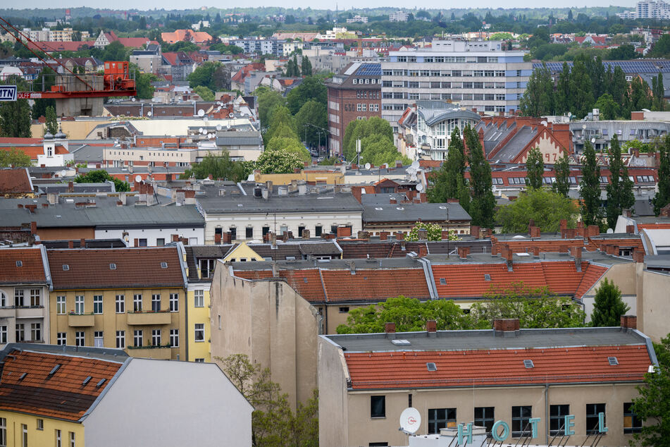 Blick auf Wohnhäuser in Berlin. In der deutschen Hauptstadt sind die Mieten für viele kaum noch bezahlbar.