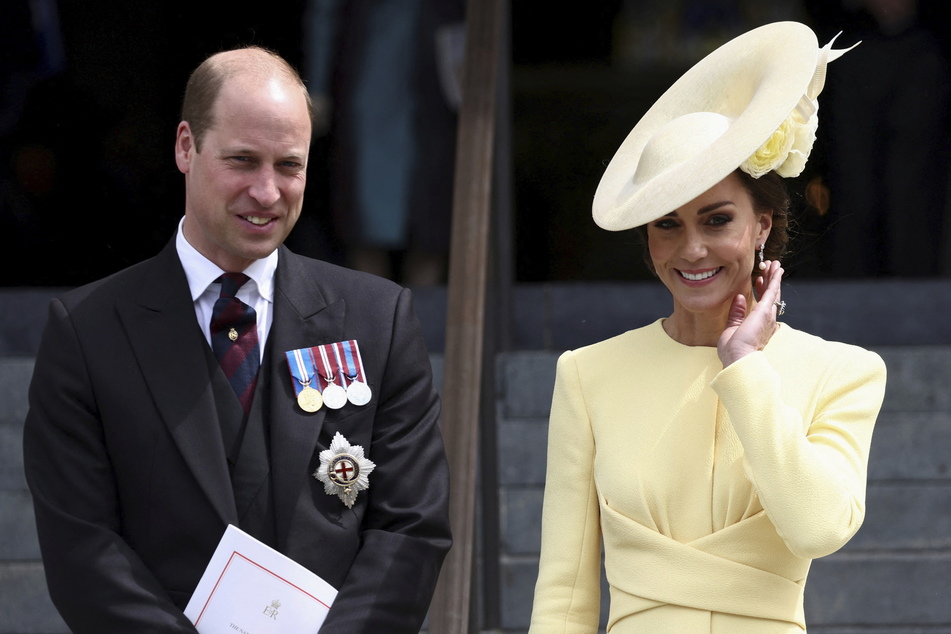 Nach dem Tod von Königin Elizabeth II. haben ihr Enkel William (40) und seine Frau Kate (40) neue Titel bekommen.
