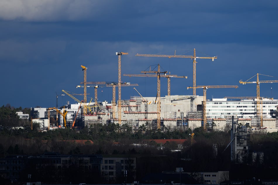 Dresden: Unfall auf Infineon-Baustelle: Elektro-Schaltschrank zertrümmert Arbeiter die Beine