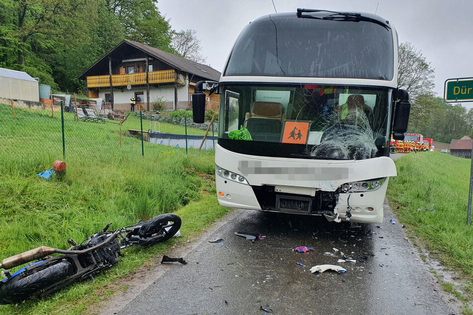 Das Motorrad krachte frontal in einen entgegenkommenden Schulbus.