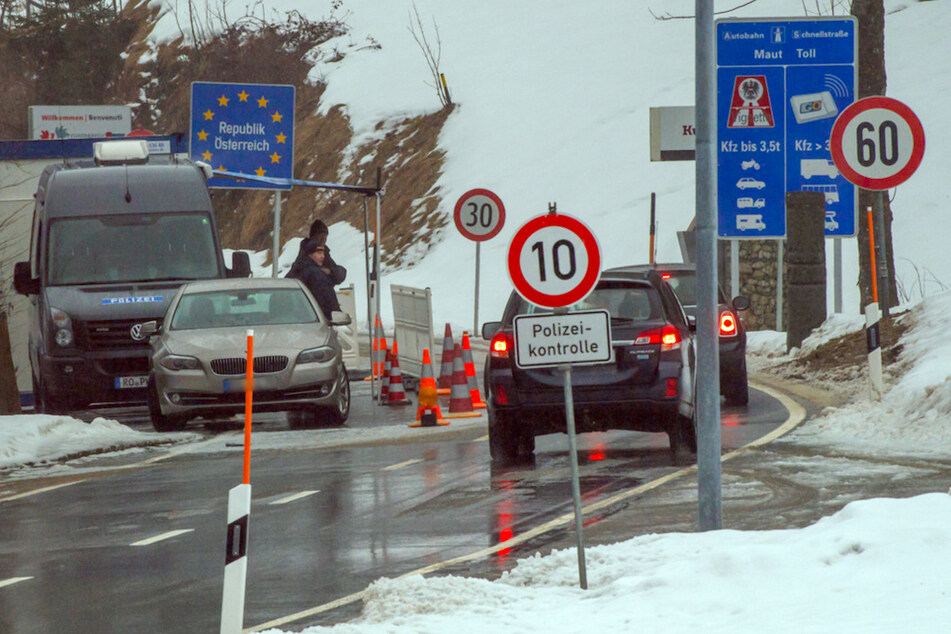 Polizisten kontrollieren nahe dem Aschauer Ortsteil Sachrang vom Kufsteinerland in Tirol die nach Österreich fahrenden Autos.
