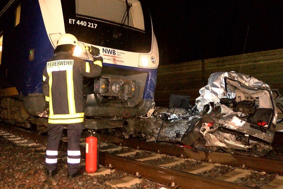 Das Autowrack liegt vor dem Zug der Nordwestbahn.