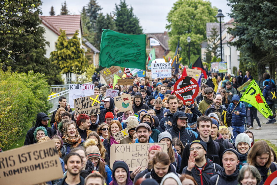 Hunderte Teilnehmer demonstrierten am Sonntag rund um den Tagebau Nochten.
