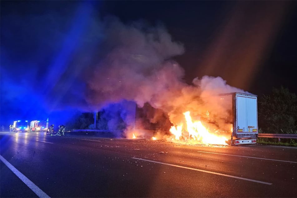 Der Lastwagen geriet in Vollbrand.
