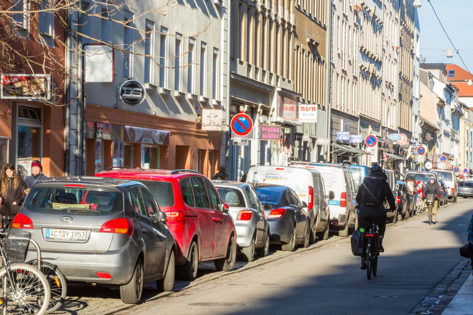 Trotz Bewohnerparkgebiets fast immer voll geparkt ist die Alaunstraße in der Neustadt.