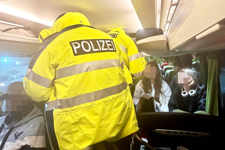 Insgesamt vier Polizisten kontrollierten die Insassen des Flixbus aus Zagreb.